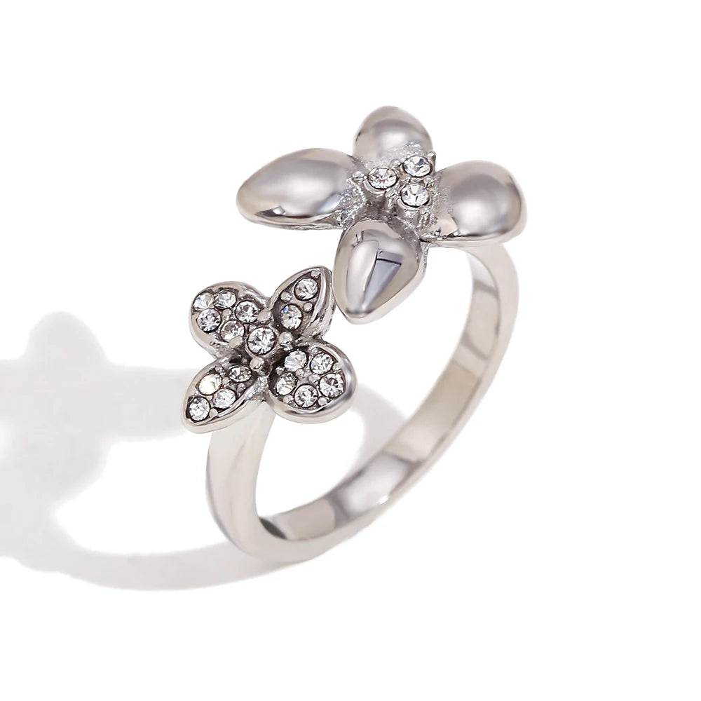 Anel Flor Assimétrico com Zircônia