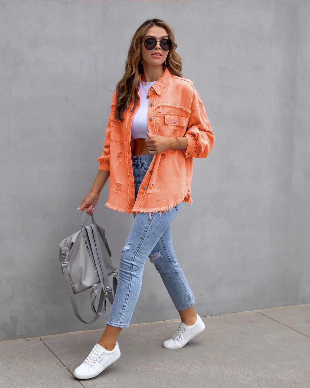 Jaqueta Jeans Feminina – Barra Desfiada e Botões Frontais