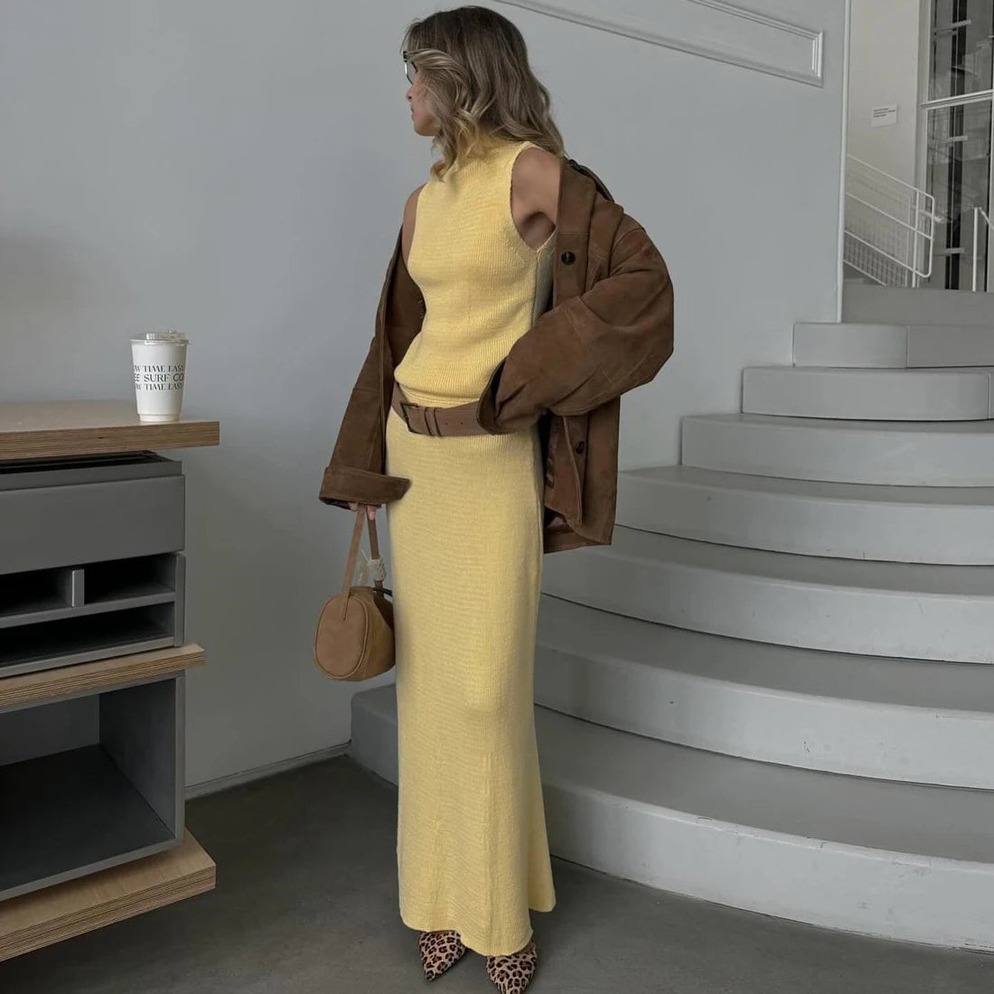 Conjunto Feminino de Malha – Colete Gola Alta e Saia Longa