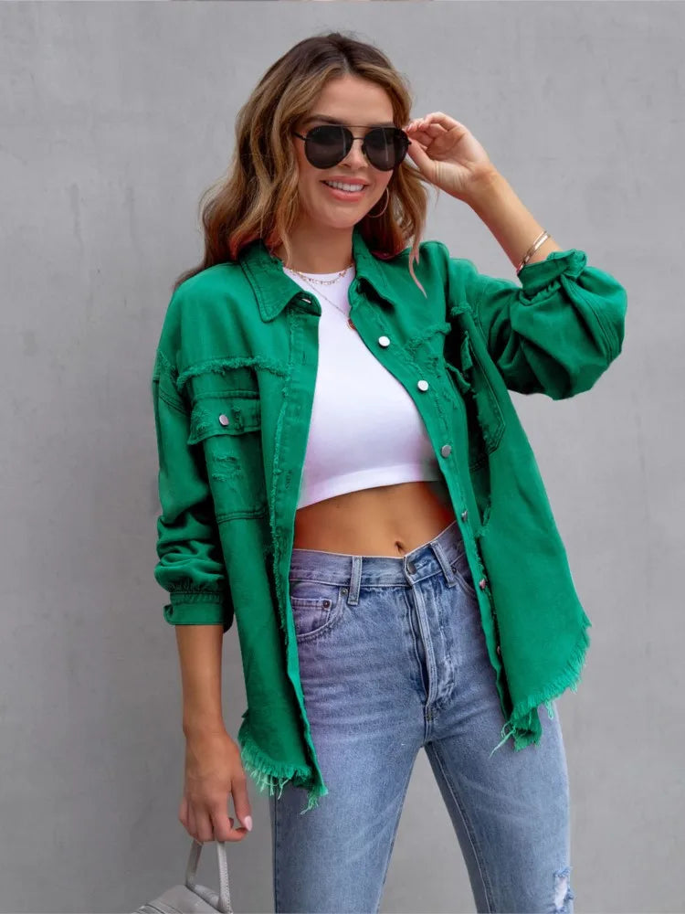 Jaqueta Jeans Feminina – Barra Desfiada e Botões Frontais