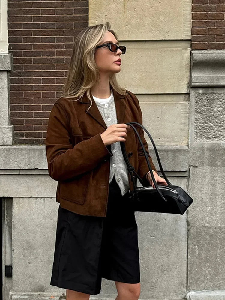 Jaqueta Feminina de Camurça – Gola Simples e Bolsos Duplos