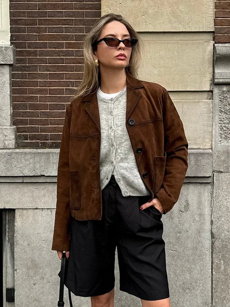 Jaqueta Feminina de Camurça – Gola Simples e Bolsos Duplos