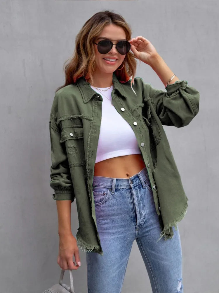 Jaqueta Jeans Feminina – Barra Desfiada e Botões Frontais