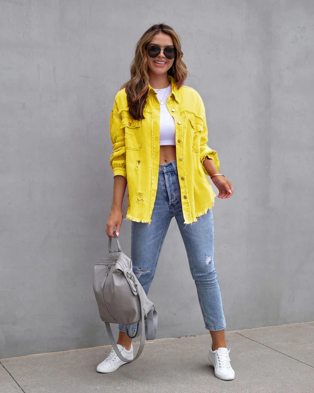 Jaqueta Jeans Feminina – Barra Desfiada e Botões Frontais