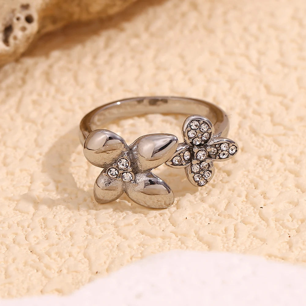 Anel Flor Assimétrico com Zircônia