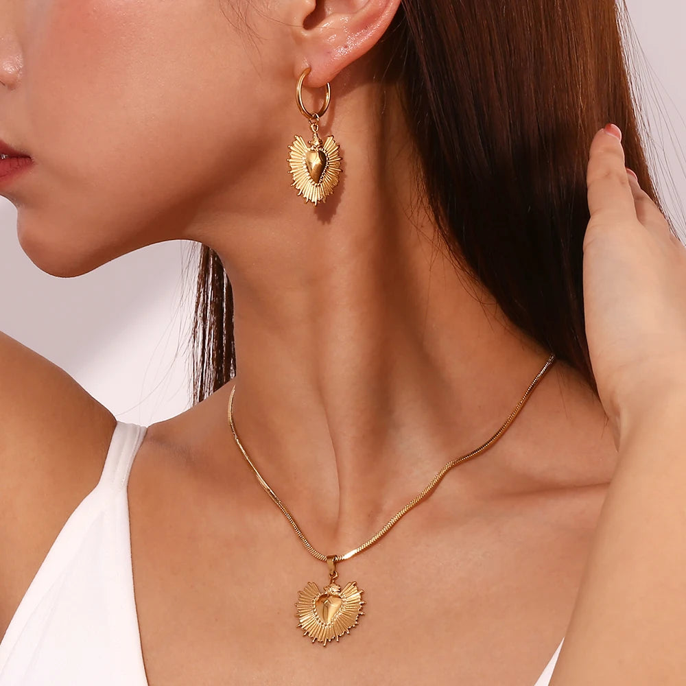 Conjunto Radiante Amor: Colar e Brincos Banhados a Ouro 18K