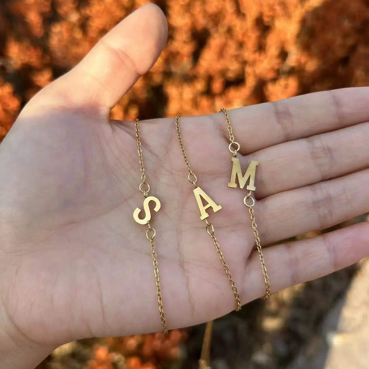 Pulseira Minimalista com Letras em Aço Inoxidável